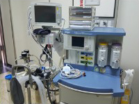  整套的麻醉機及生理監視裝備,確保病患麻醉的安全